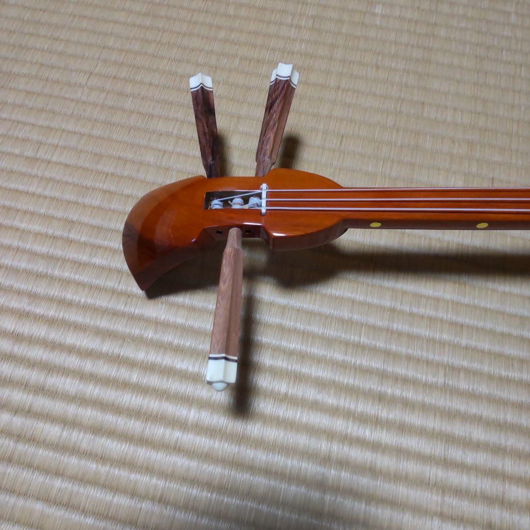 茶色の三線本体 蛇皮 3弦 スタンド付き
