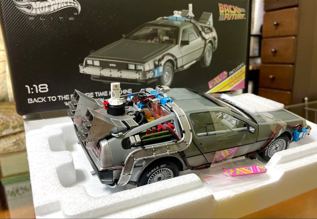 価格変更1/18 ホットウィール バックトゥーザフューチャー デロリアン未展示品