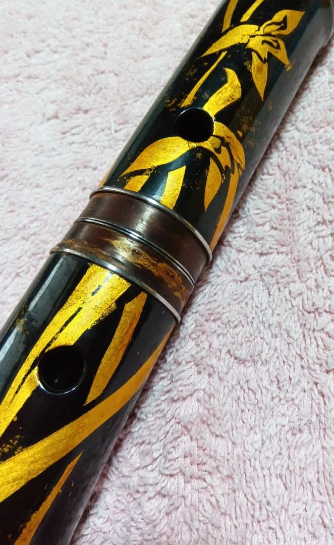 中古品*尺八 黒地に金色花柄吹き口カバー付き