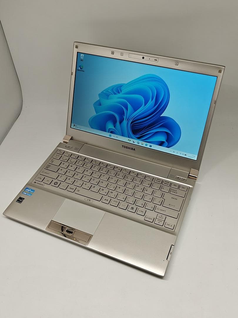 【東芝】爆速 Corei7/SSD128GB ノートパソコン 8GB B13