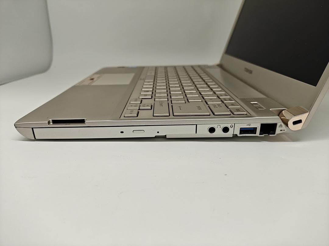 【東芝】爆速 Corei7/SSD128GB ノートパソコン 8GB B13