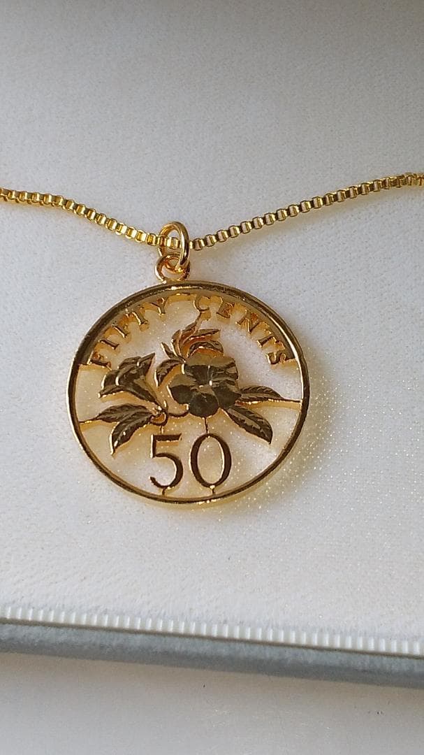 シンガポール 花の カットアウト ペンダントトップ 金鍍金仕上 新品 です