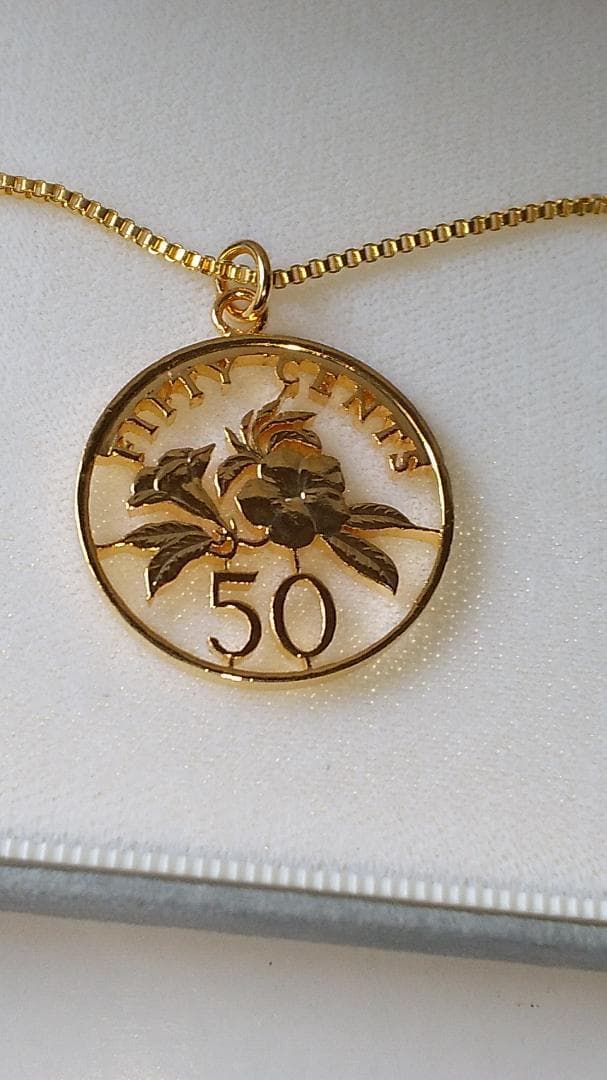 シンガポール 花の カットアウト ペンダントトップ 金鍍金仕上 新品 です