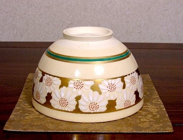 京焼・清水焼　山川巌（二代）作　仁清写　菊之絵　茶碗　無傷　共箱　。