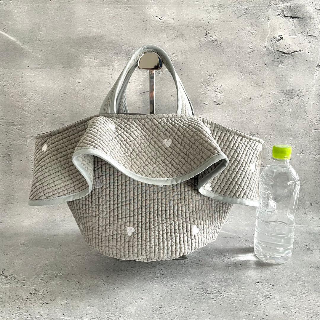 フレアフリル付き丸底マルシェバッグ　ヌビバッグ　ハート刺繍薄グレー　ハンドメイド