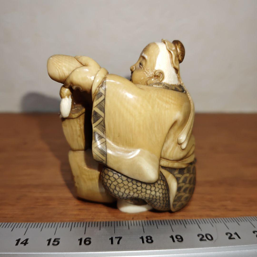 時代物高級置根付 天然素材【主と自分の絵を見る支那鵞鳥】高6.3cm 重111ｇ