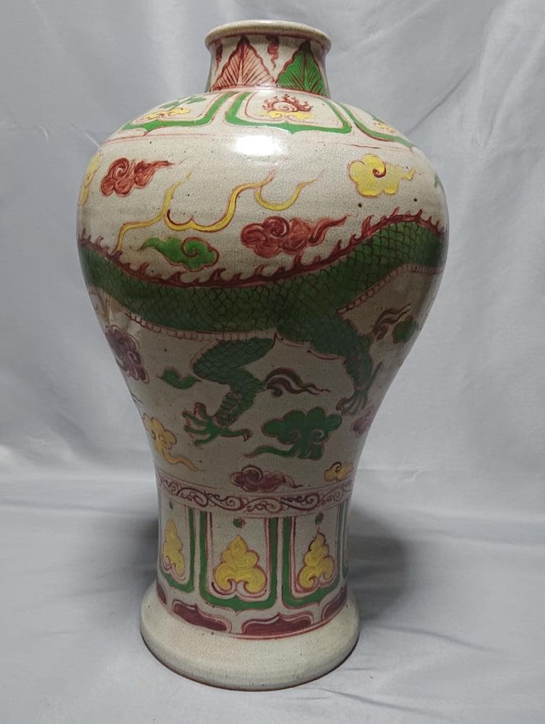 明　五彩青龍文瓶　萬歴年間　（1573～1619）　42.4㎝