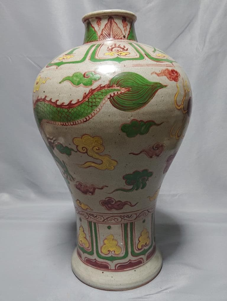 明　五彩青龍文瓶　萬歴年間　（1573～1619）　42.4㎝