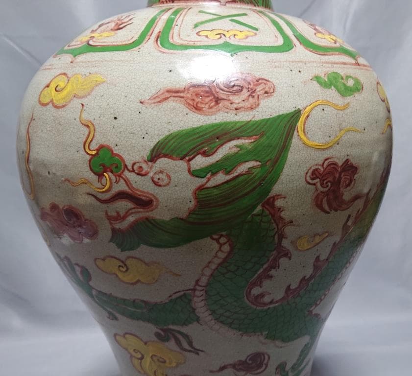 明　五彩青龍文瓶　萬歴年間　（1573～1619）　42.4㎝