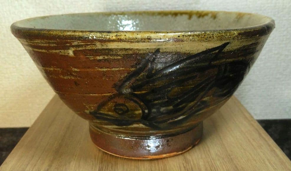 上作 人間国宝 金城次郎 魚紋茶碗(外刷毛目,魚二匹) 栞 共箱 無傷 壷屋焼