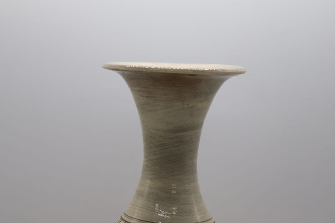 中国　磁州窯　掻き落とし花卉紋瓶　高さ約32.2cm 送料込み260406