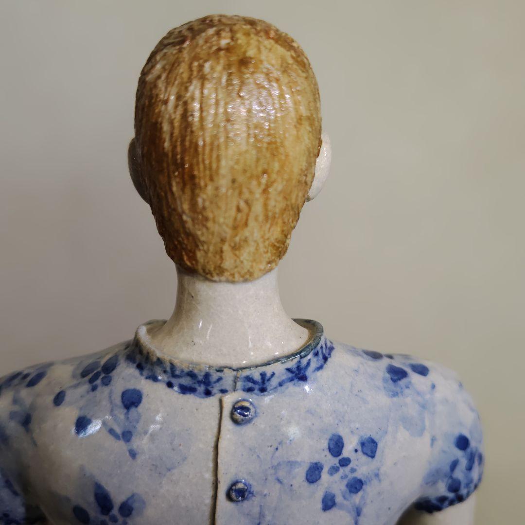 女性立像人形　陶器製　芸術作品　砥部焼？　台付き１体