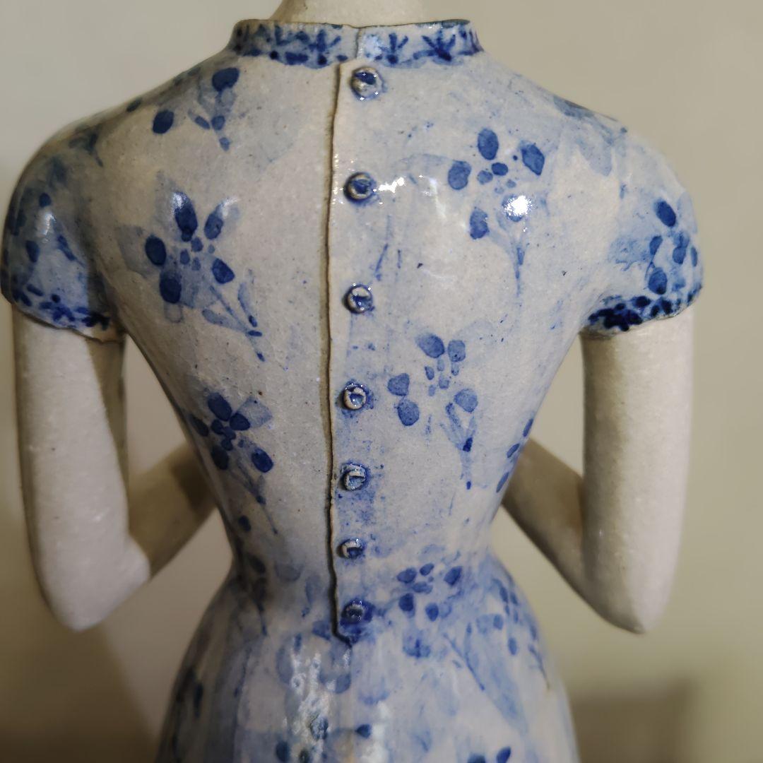 女性立像人形　陶器製　芸術作品　砥部焼？　台付き１体