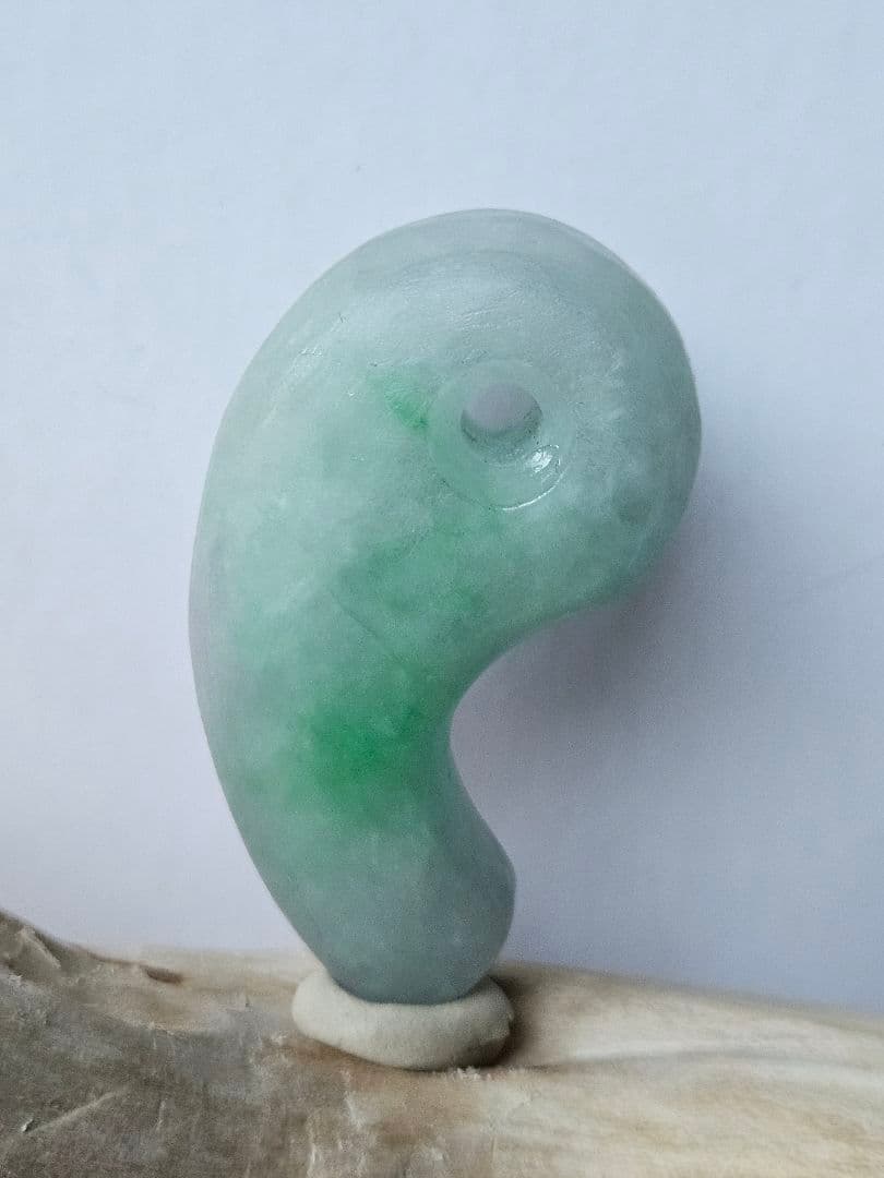 薄いグリーン翡翠勾玉