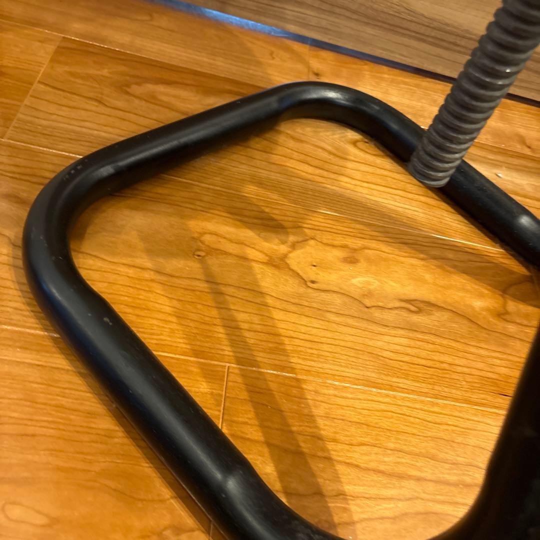 調整可能な木製スツール