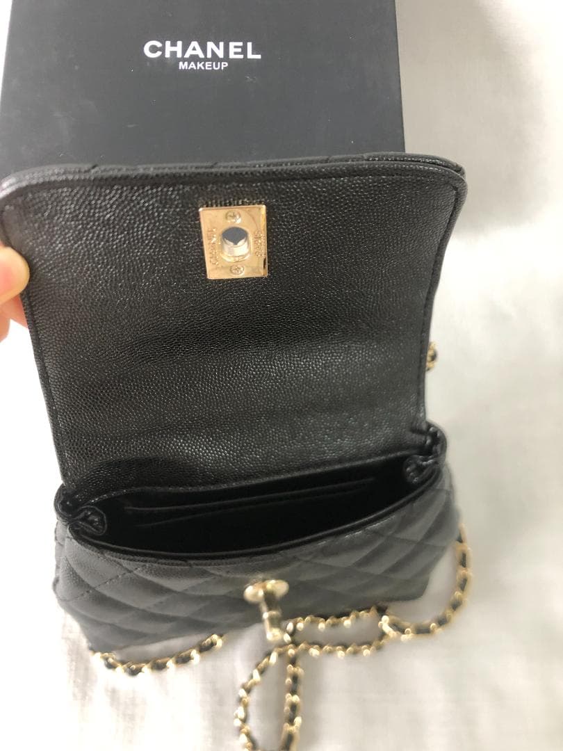 ロック型バッグ　可愛い　ブラック　ショルダーバッグ　レザー　ゴールドロゴ