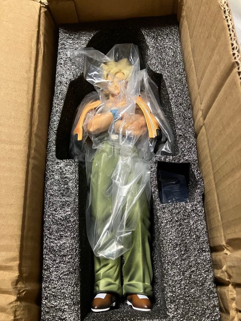 ドラゴンボール　スーパーサイヤ人　孫悟空　私服　高さ30.5cm 海外フィギュア