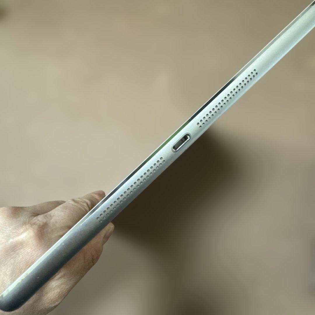メルカリ便　iPad Air MD789J/A