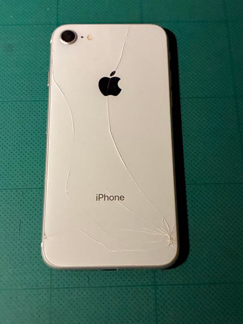 Apple iPhone 8 背面割れあり、箱付き