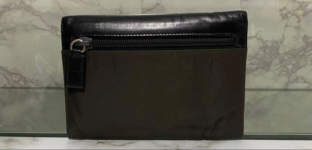 プラダ財布