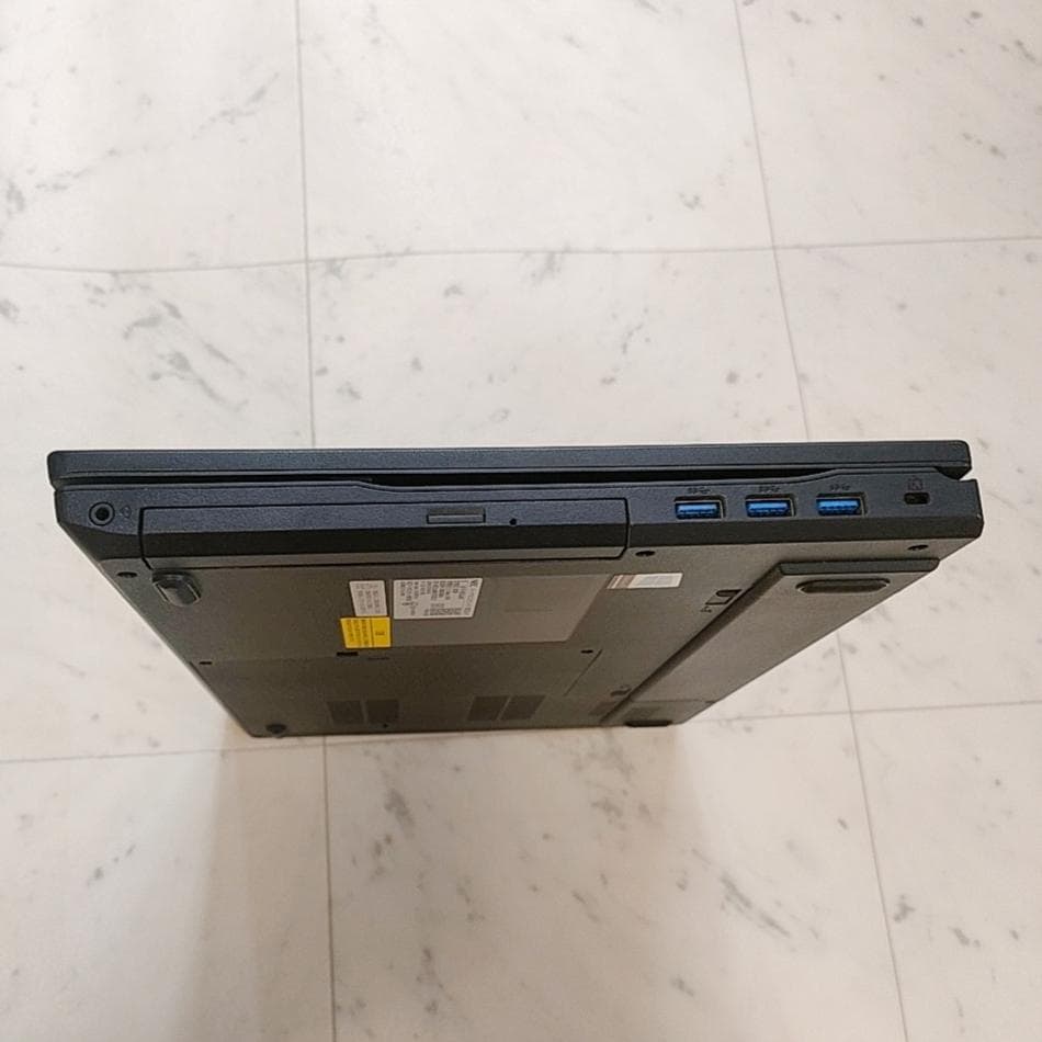 美品☆オフィスつきノートパソコンSSD256GB・8GBで快適　書類作成 DVD
