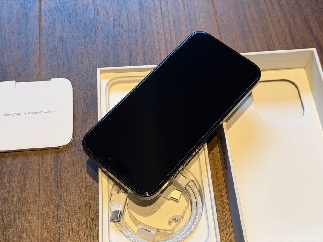 新品同様 Apple iPhone 15 Pro 256GB　ブラックチタニウム