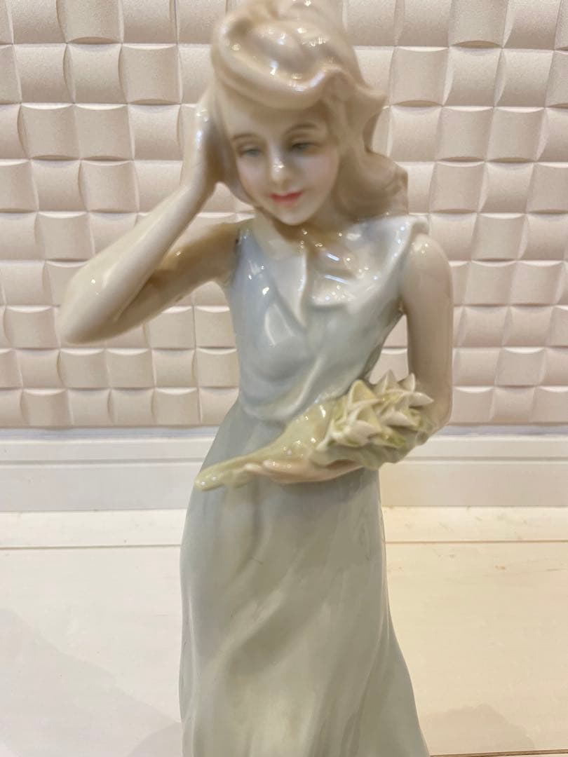 ロイヤルドルドン　陶器製エレガント女性像 花束付き