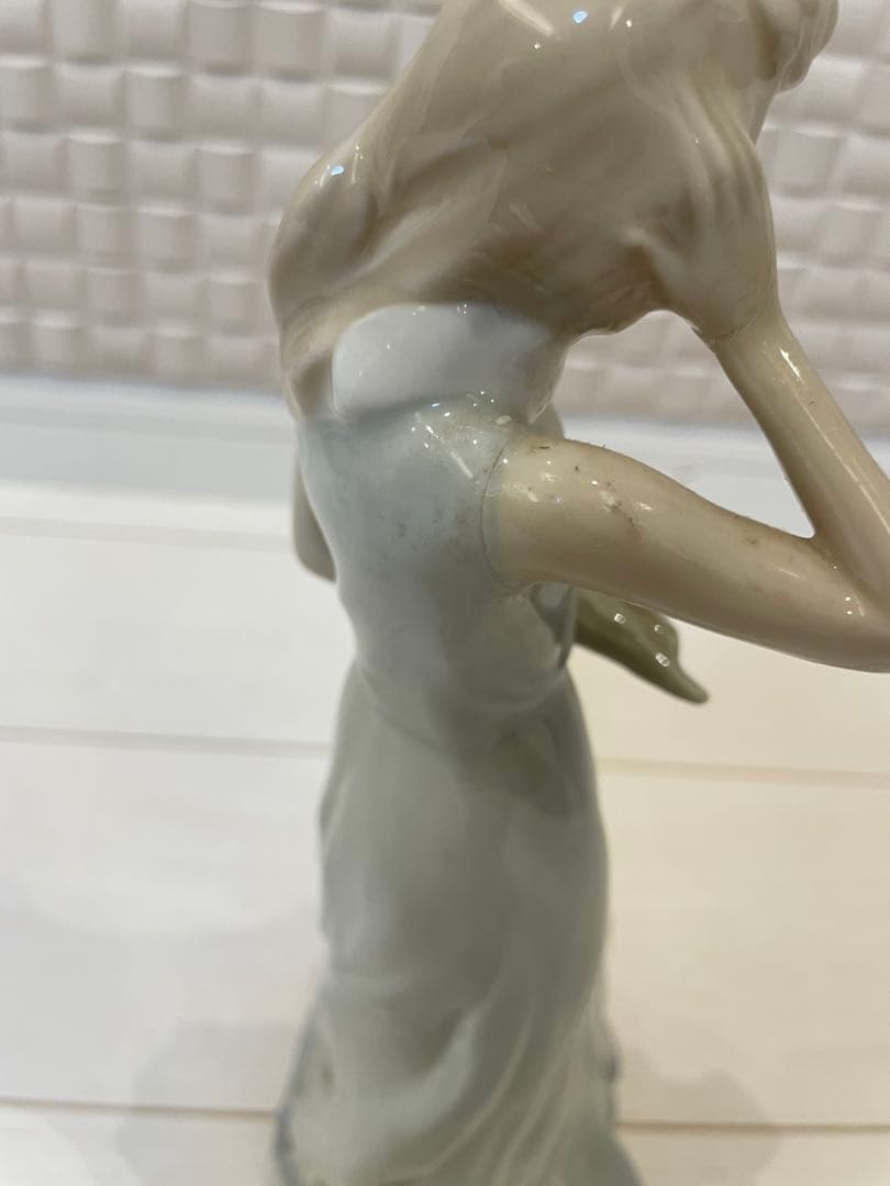 ロイヤルドルドン　陶器製エレガント女性像 花束付き