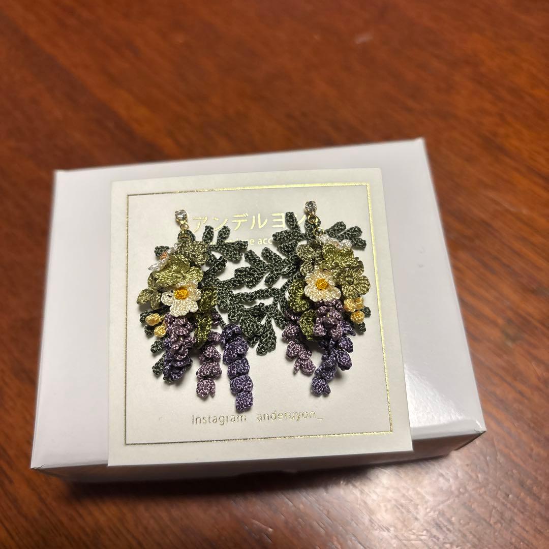 アンデルヨン　花刺繍ピアス