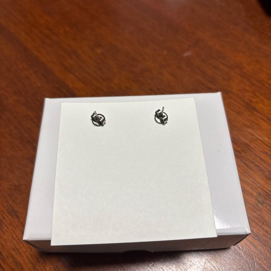 アンデルヨン　花刺繍ピアス