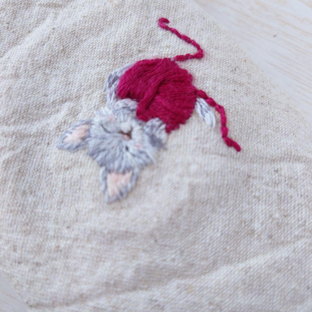手刺繍入あずき/小豆のアイピロー【あくび猫と赤い毛糸玉】