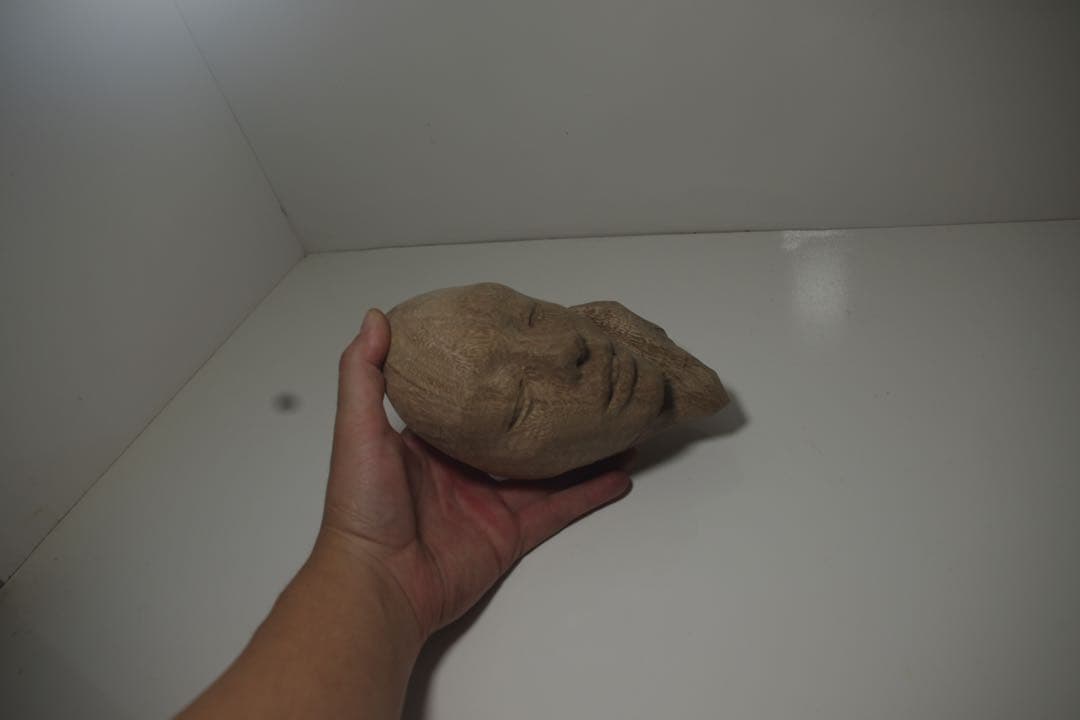 顔　人物
