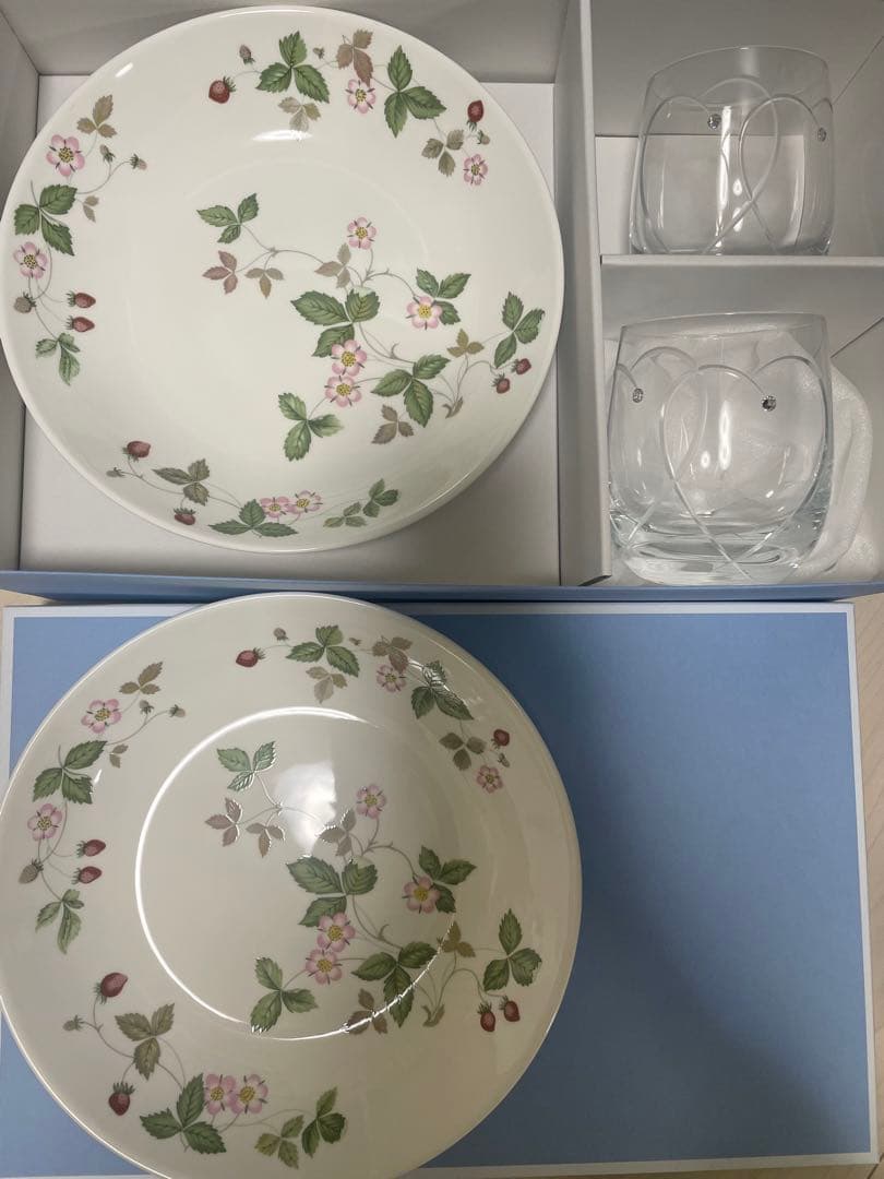 【半額以下！新品未使用】ウェッジウッド　グラス　プレート　ペアセット