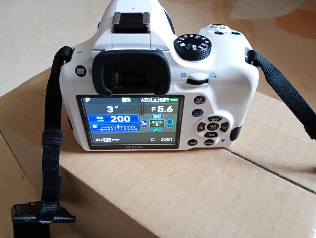 ショット数800枚弱！PENTAX K-50 ホワイト　レンズキット＆送料込み！