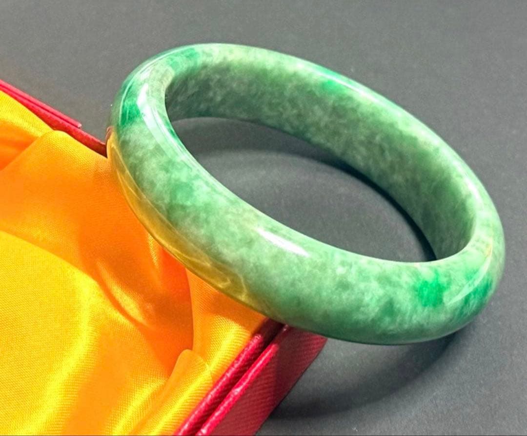 翡翠製緑色バングル 18cm 内径6㎝ 巾1㎝