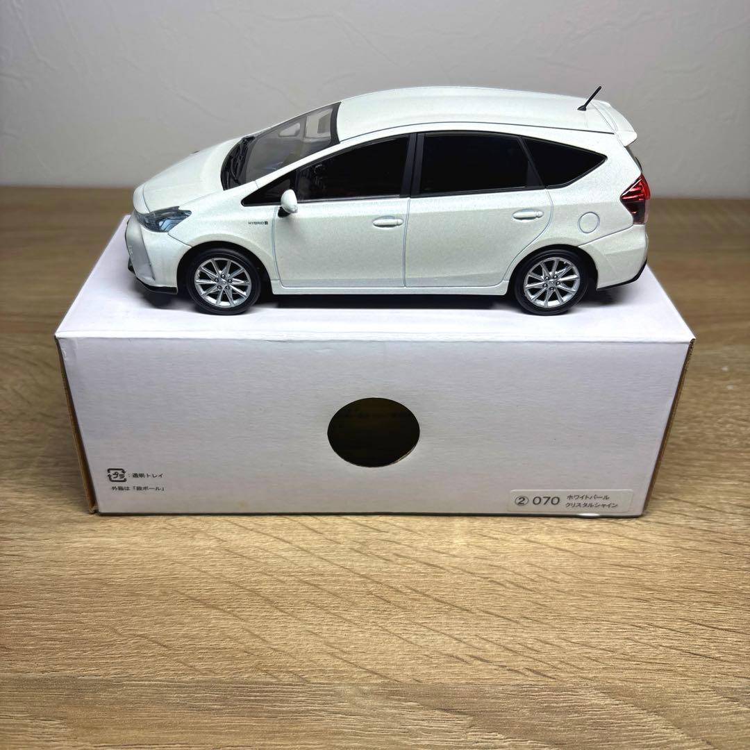 トヨタ プリウスα 後期型 ホワイトパール 1/30カラーサンプルミニカー非売品