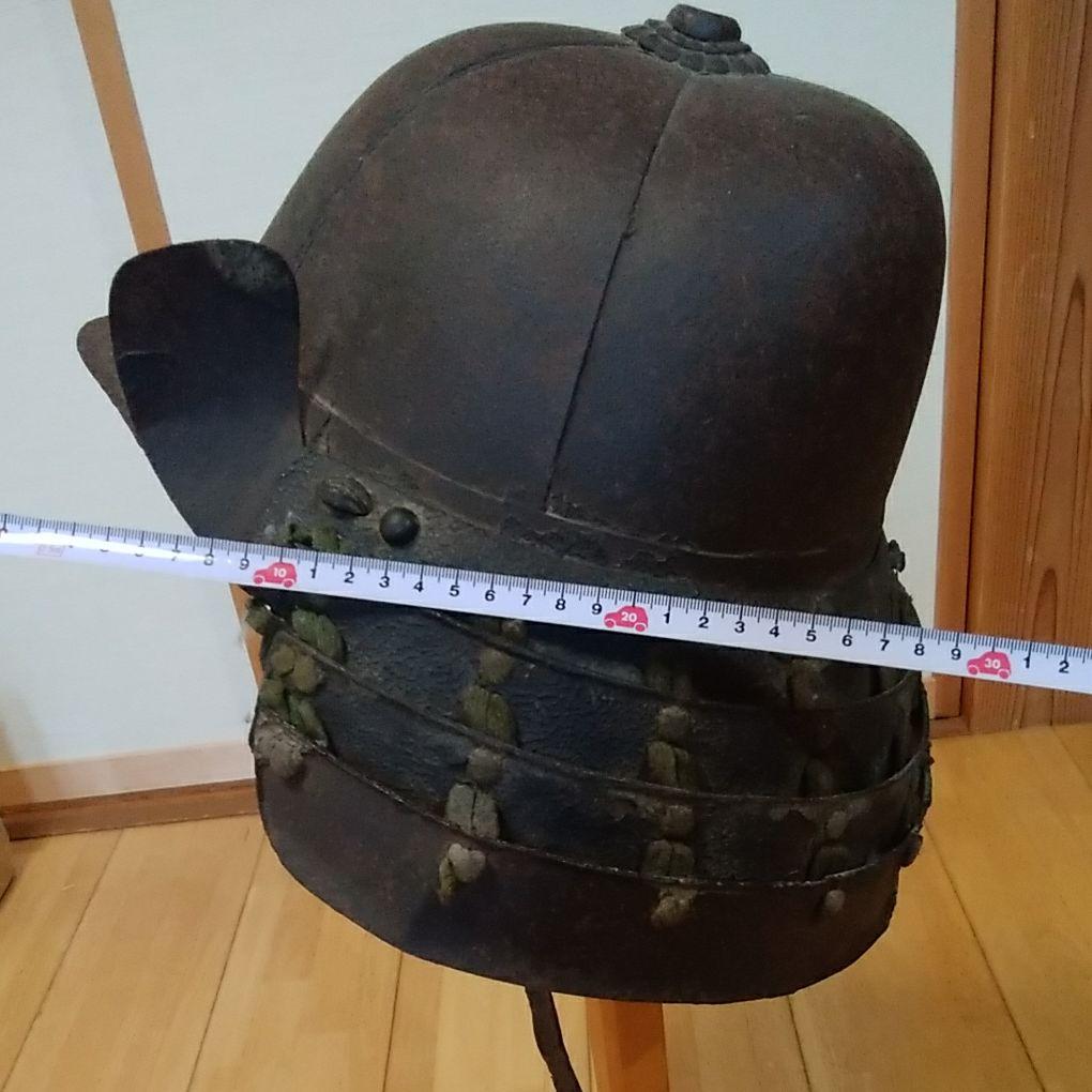 左吉ページ　鉄兜　鉄製　兜　甲冑　武具　台付き