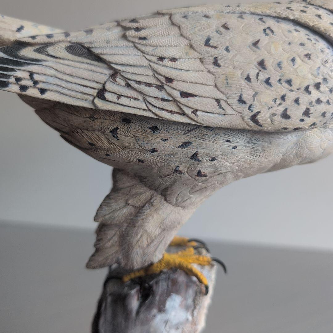 猛禽類の彫刻　　シロハヤブサ 　　バードカービング　木彫りの野鳥　野鳥彫刻