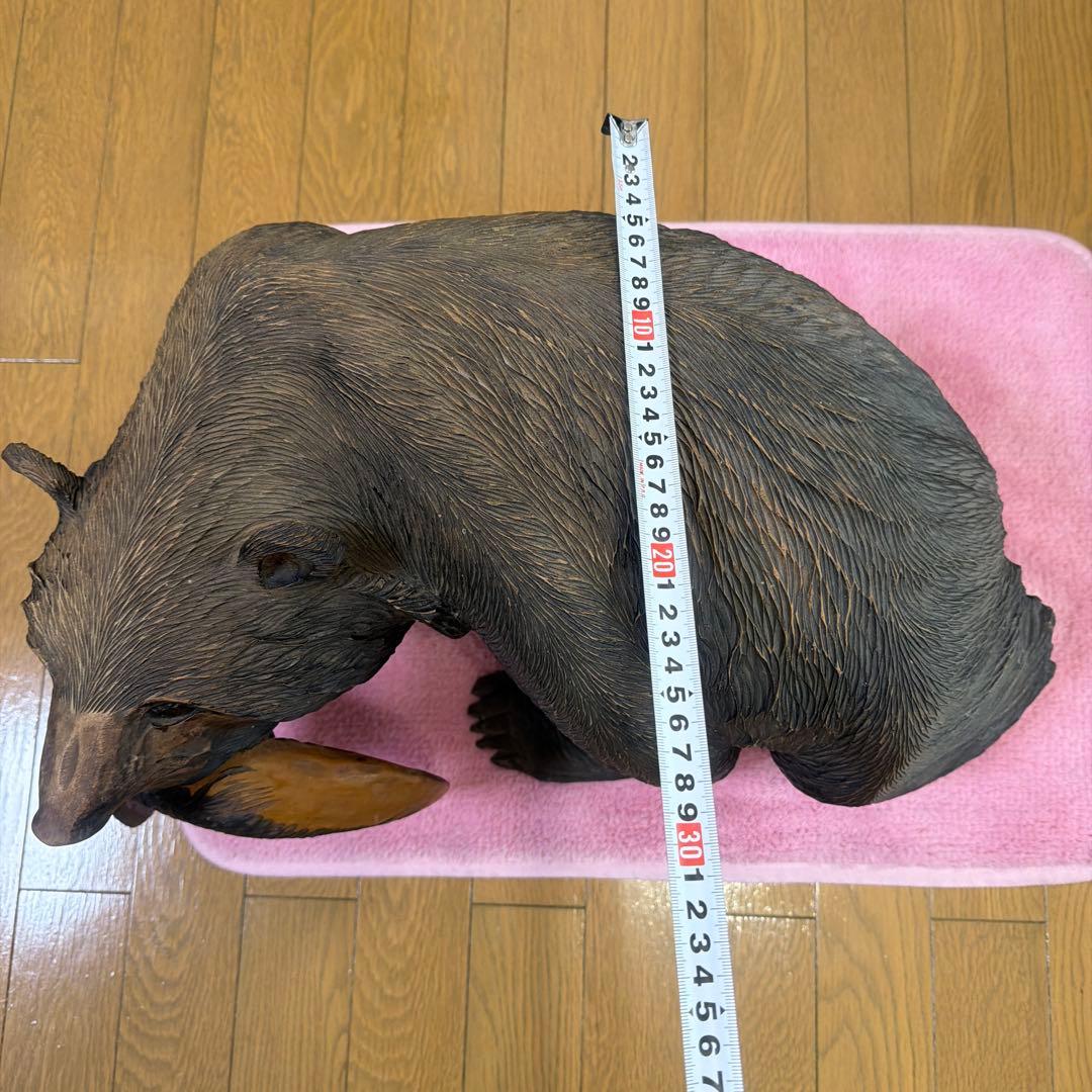 木製クマの魚を持つ彫刻 約40cm