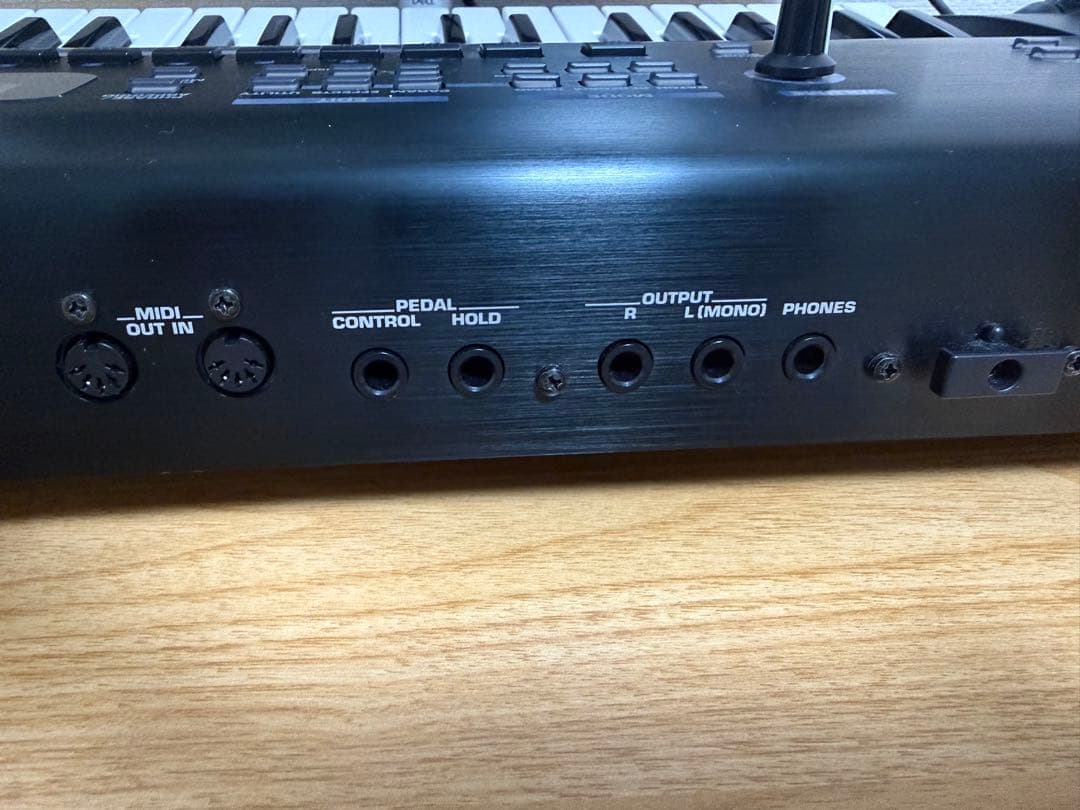 Roland JUNO-D シンセサイザー 61鍵　専用ケース・ペダル付