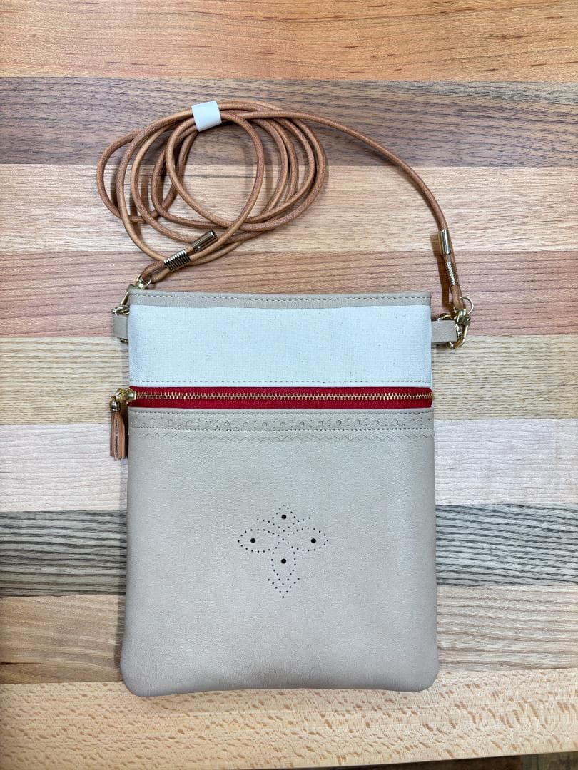 本革×帆布 サコッシュ オフホワイト 蜂柄 金具色ゴールド ショルダーバッグ