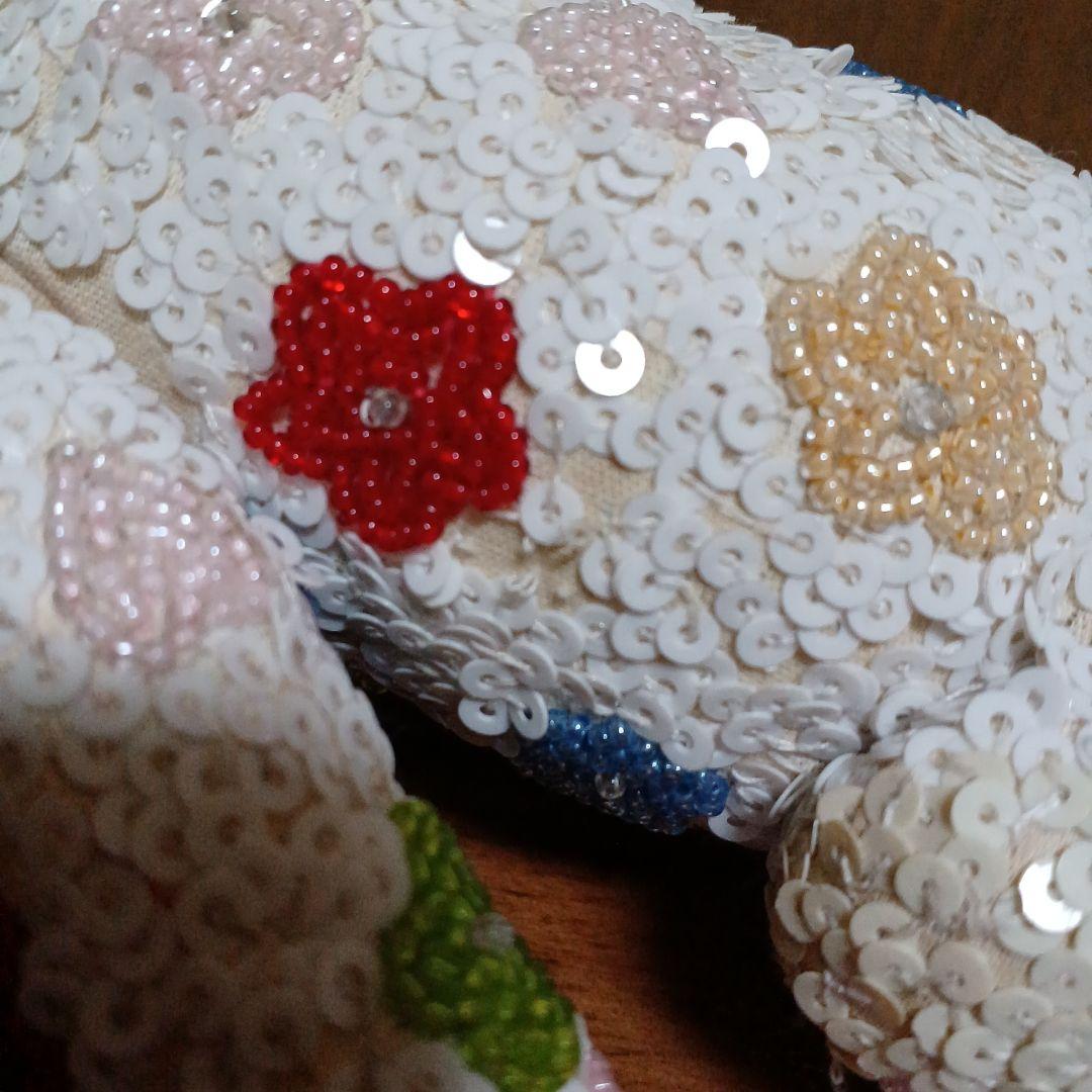 チリア 花とハートの立体刺繍のテディベア