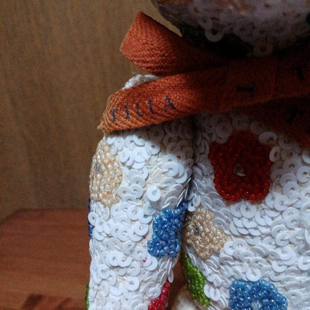 チリア 花とハートの立体刺繍のテディベア