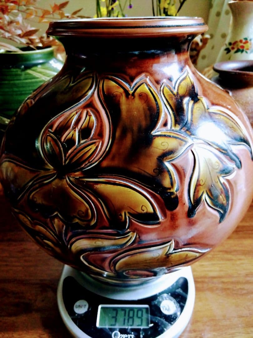 彫刻模様の陶器花瓶