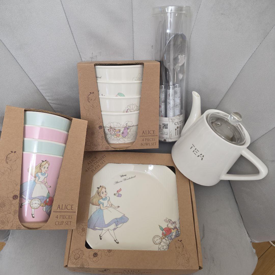 ディズニー　不思議の国のアリス　食器セット+ティーポット