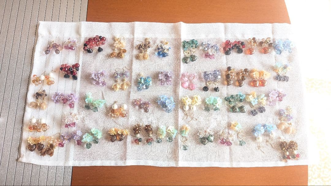 にゃんにゃん。手染めビーズの可愛いパーツ48ペア