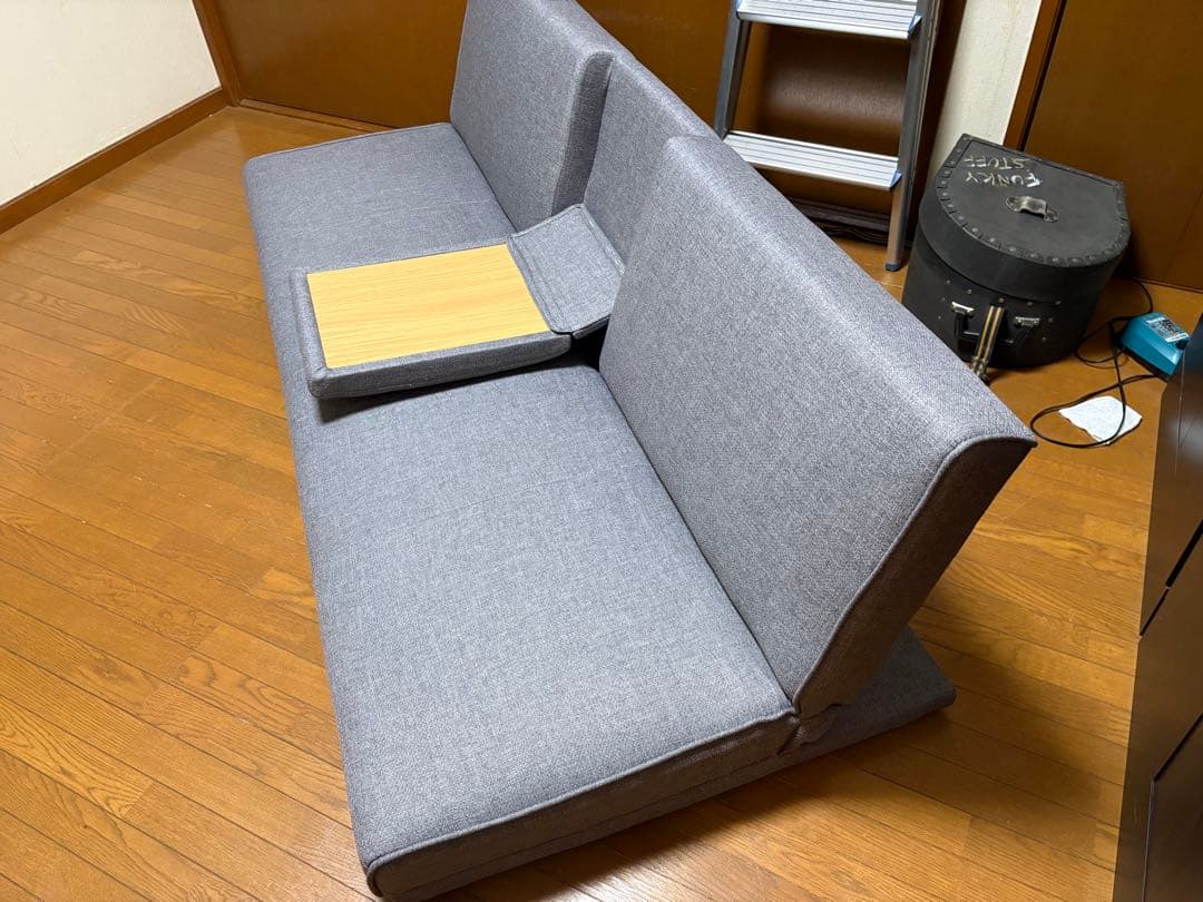 グレーのシンプルソファ トレイ付き