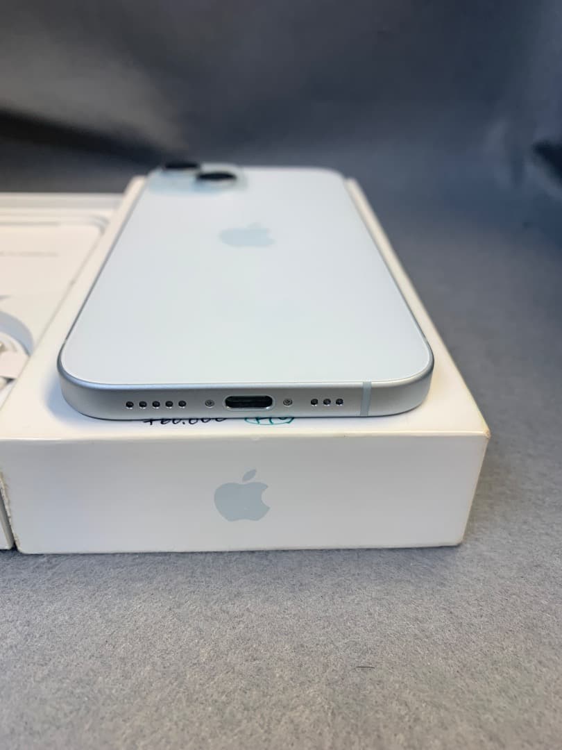 美品　国内版　SIMフリー　iPhone15 128GB ブルー色