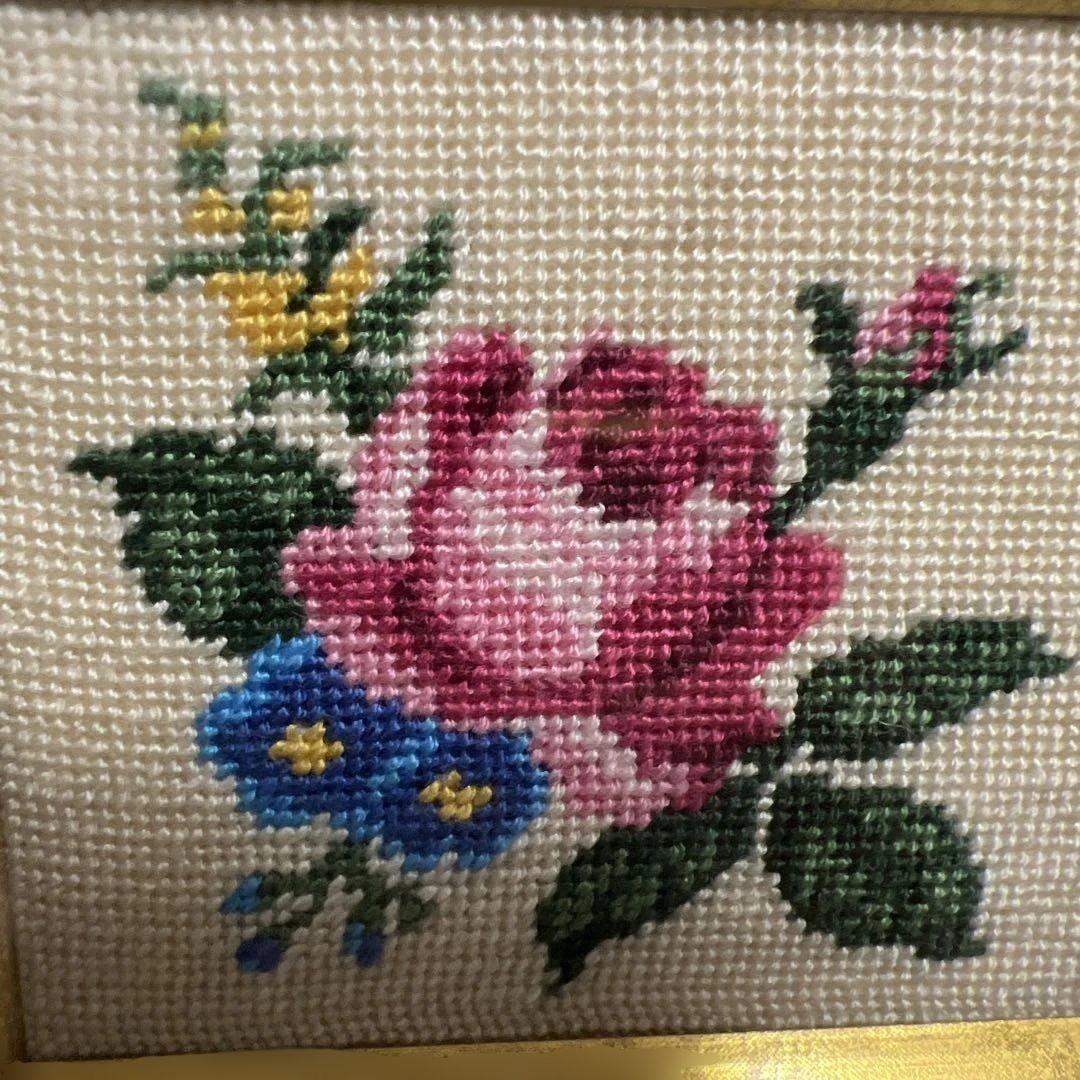 ハンドメイド極小刺繍プチポアン 額装品（正方形18.3cm）気品あるバラのミニ額