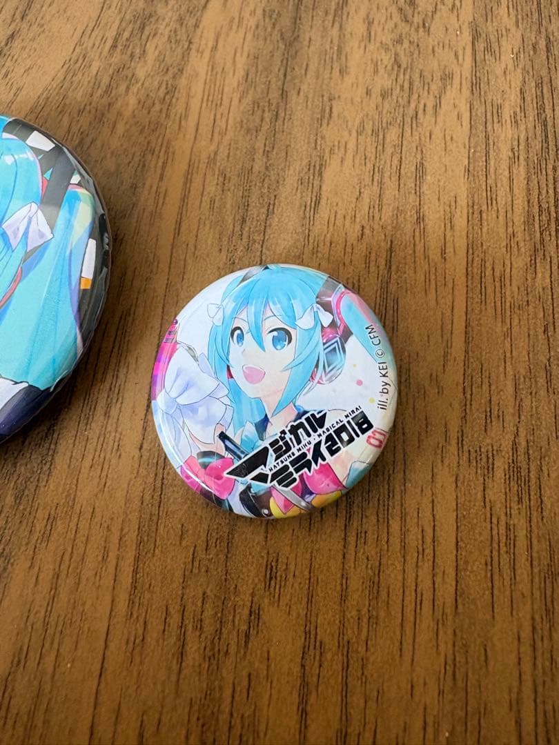 マジカルミライ2018 初音ミク 缶バッジ メインビジュアル　2個セット